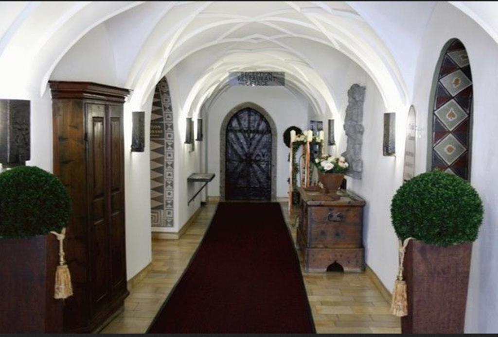 Schlosshotel Post Edelfreisitz Sprengenstein Imst Bagian luar foto