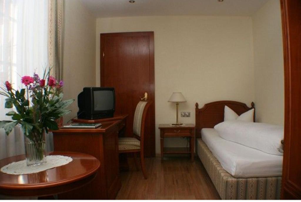 Schlosshotel Post Edelfreisitz Sprengenstein Imst Ruang foto